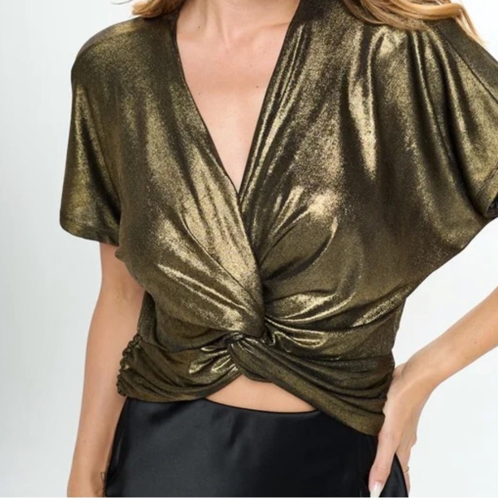 Reneec| Metallic Short Sleeve Top with Front Twist
